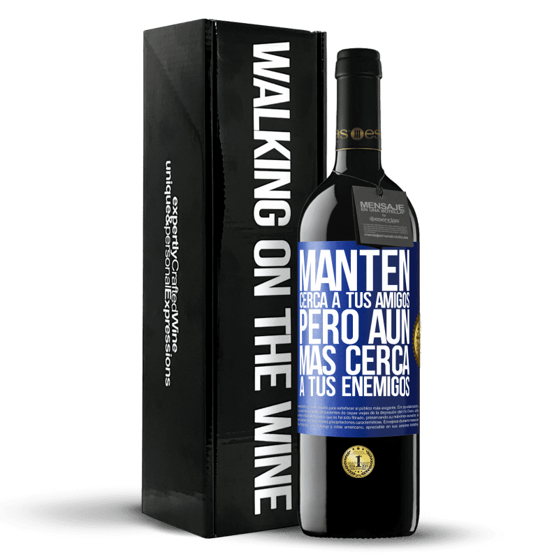 39,95 € Envío gratis | Vino Tinto Edición RED MBE Reserva Mantén cerca a tus amigos, pero aún más cerca a tus enemigos Etiqueta Azul. Etiqueta personalizable Reserva 12 Meses Cosecha 2015 Tempranillo