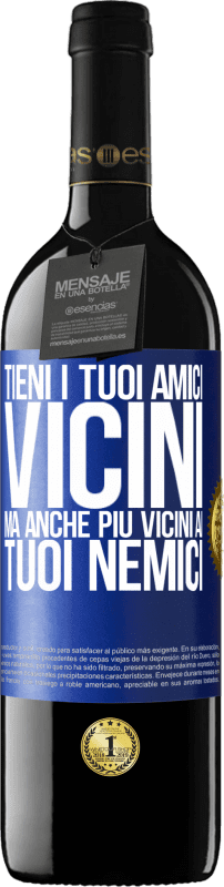 39,95 € | Vino rosso Edizione RED MBE Riserva Tieni i tuoi amici vicini, ma anche più vicini ai tuoi nemici Etichetta Blu. Etichetta personalizzabile Riserva 12 Mesi Raccogliere 2015 Tempranillo