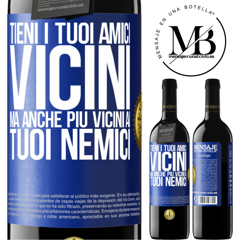 39,95 € Spedizione Gratuita | Vino rosso Edizione RED MBE Riserva Tieni i tuoi amici vicini, ma anche più vicini ai tuoi nemici Etichetta Blu. Etichetta personalizzabile Riserva 12 Mesi Raccogliere 2014 Tempranillo