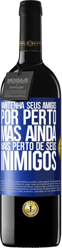 39,95 € | Vinho tinto Edição RED MBE Reserva Mantenha seus amigos por perto, mas ainda mais perto de seus inimigos Etiqueta Azul. Etiqueta personalizável Reserva 12 Meses Colheita 2015 Tempranillo