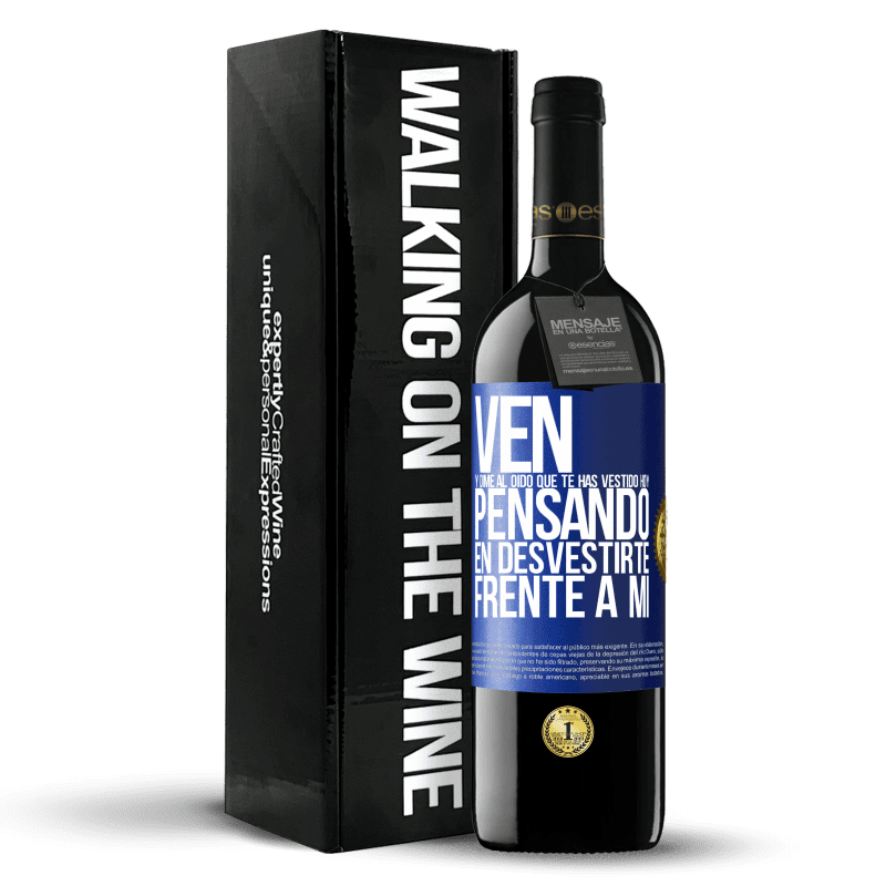 39,95 € Envío gratis | Vino Tinto Edición RED MBE Reserva Ven y dime al oído que te has vestido hoy pensando en desvestirte frente a mi Etiqueta Azul. Etiqueta personalizable Reserva 12 Meses Cosecha 2015 Tempranillo