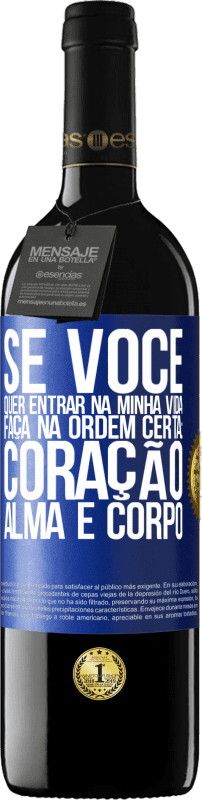 39,95 € | Vinho tinto Edição RED MBE Reserva Se você quer entrar na minha vida, faça na ordem certa: coração, alma e corpo Etiqueta Azul. Etiqueta personalizável Reserva 12 Meses Colheita 2016 Tempranillo
