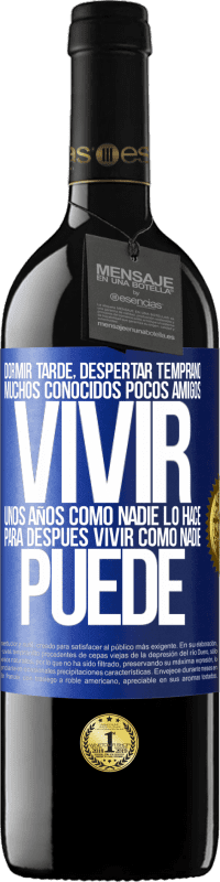 39,95 € Envío gratis | Vino Tinto Edición RED MBE Reserva Dormir tarde, despertar temprano. Muchos conocidos, pocos amigos. Vivir unos años como nadie lo hace, para después vivir Etiqueta Azul. Etiqueta personalizable Reserva 12 Meses Cosecha 2016 Tempranillo