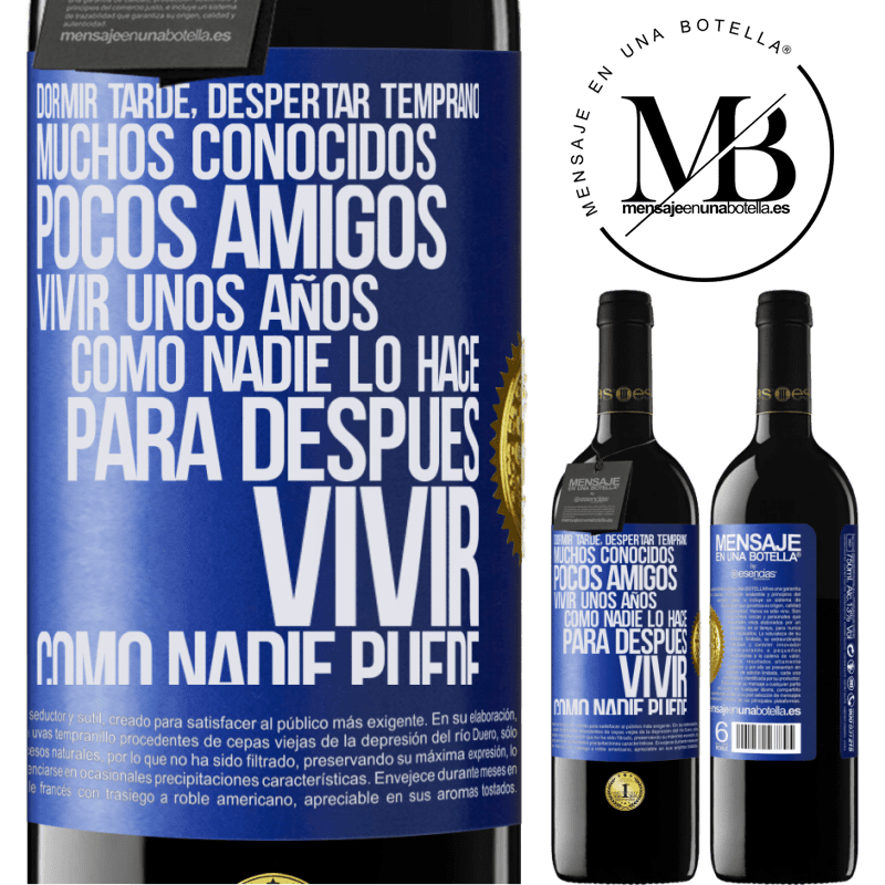 39,95 € Envío gratis | Vino Tinto Edición RED MBE Reserva Dormir tarde, despertar temprano. Muchos conocidos, pocos amigos. Vivir unos años como nadie lo hace, para después vivir Etiqueta Azul. Etiqueta personalizable Reserva 12 Meses Cosecha 2015 Tempranillo