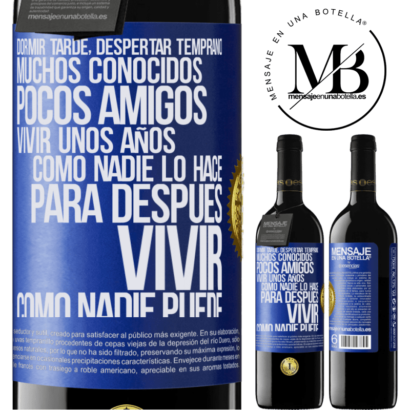 39,95 € Envío gratis | Vino Tinto Edición RED MBE Reserva Dormir tarde, despertar temprano. Muchos conocidos, pocos amigos. Vivir unos años como nadie lo hace, para después vivir Etiqueta Azul. Etiqueta personalizable Reserva 12 Meses Cosecha 2016 Tempranillo