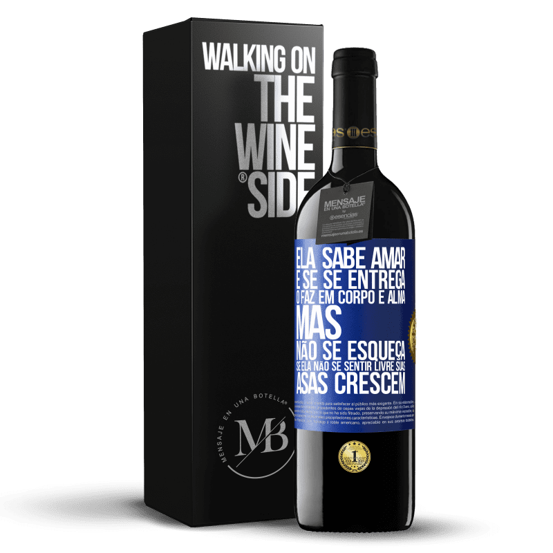 39,95 € Envio grátis | Vinho tinto Edição RED MBE Reserva Ele sabe amar e, se se entrega, o faz em corpo e alma. Mas, não se esqueça, se você não se sentir livre, suas asas crescem Etiqueta Azul. Etiqueta personalizável Reserva 12 Meses Colheita 2015 Tempranillo