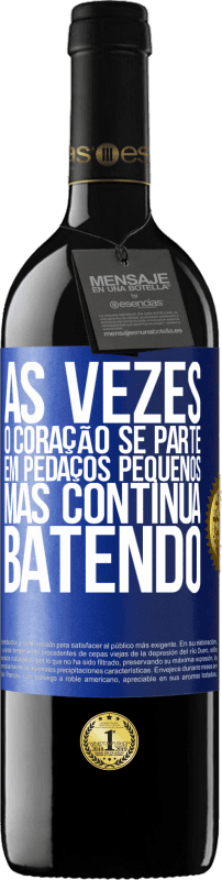 39,95 € | Vinho tinto Edição RED MBE Reserva Às vezes, o coração se parte em pedaços pequenos, mas continua batendo Etiqueta Azul. Etiqueta personalizável Reserva 12 Meses Colheita 2016 Tempranillo