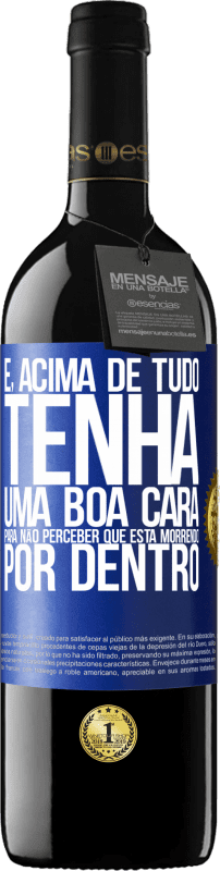 39,95 € | Vinho tinto Edição RED MBE Reserva E, acima de tudo, tenha uma boa cara, para não perceber que está morrendo por dentro Etiqueta Azul. Etiqueta personalizável Reserva 12 Meses Colheita 2015 Tempranillo