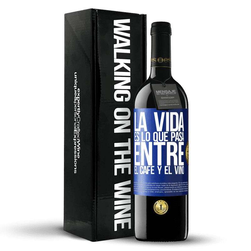 39,95 € Envío gratis | Vino Tinto Edición RED MBE Reserva La vida es lo que pasa entre el café y el vino Etiqueta Azul. Etiqueta personalizable Reserva 12 Meses Cosecha 2015 Tempranillo