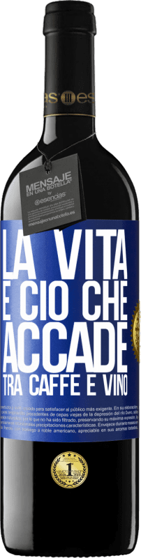 39,95 € Spedizione Gratuita | Vino rosso Edizione RED MBE Riserva La vita è ciò che accade tra caffè e vino Etichetta Blu. Etichetta personalizzabile Riserva 12 Mesi Raccogliere 2016 Tempranillo
