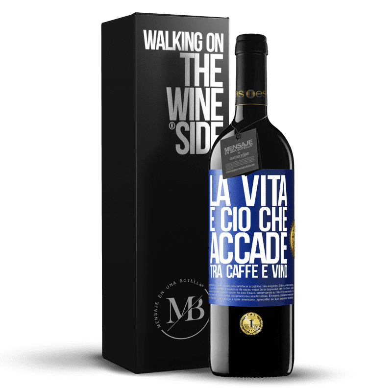 39,95 € Spedizione Gratuita | Vino rosso Edizione RED MBE Riserva La vita è ciò che accade tra caffè e vino Etichetta Blu. Etichetta personalizzabile Riserva 12 Mesi Raccogliere 2016 Tempranillo