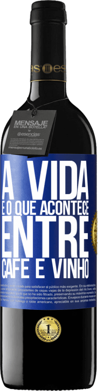 39,95 € | Vinho tinto Edição RED MBE Reserva A vida é o que acontece entre café e vinho Etiqueta Azul. Etiqueta personalizável Reserva 12 Meses Colheita 2015 Tempranillo