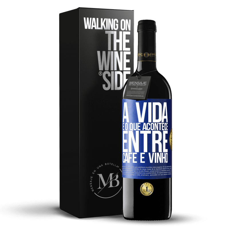 39,95 € Envio grátis | Vinho tinto Edição RED MBE Reserva A vida é o que acontece entre café e vinho Etiqueta Azul. Etiqueta personalizável Reserva 12 Meses Colheita 2016 Tempranillo