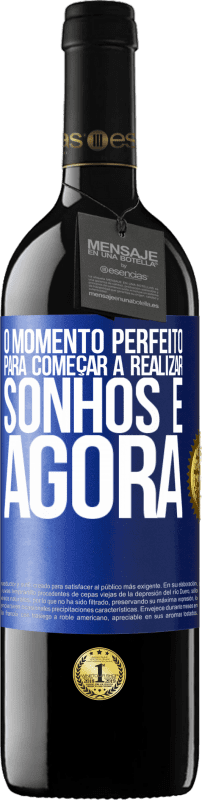 39,95 € | Vinho tinto Edição RED MBE Reserva O momento perfeito para começar a realizar sonhos é agora Etiqueta Azul. Etiqueta personalizável Reserva 12 Meses Colheita 2015 Tempranillo