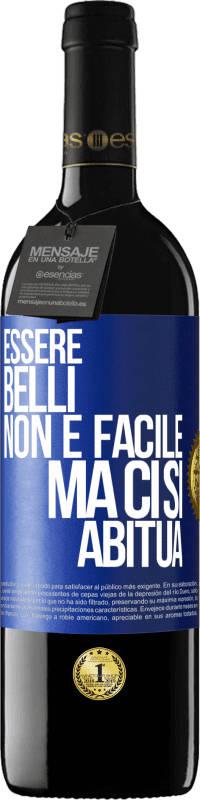 39,95 € Spedizione Gratuita | Vino rosso Edizione RED MBE Riserva Essere belli non è facile, ma ci si abitua Etichetta Blu. Etichetta personalizzabile Riserva 12 Mesi Raccogliere 2016 Tempranillo