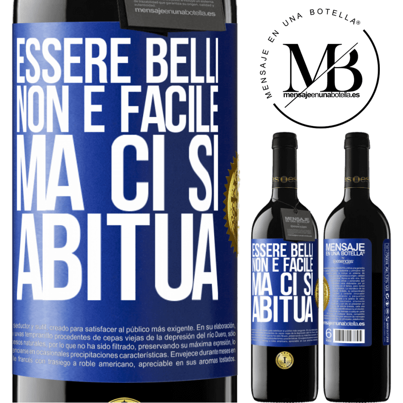39,95 € Spedizione Gratuita | Vino rosso Edizione RED MBE Riserva Essere belli non è facile, ma ci si abitua Etichetta Blu. Etichetta personalizzabile Riserva 12 Mesi Raccogliere 2015 Tempranillo