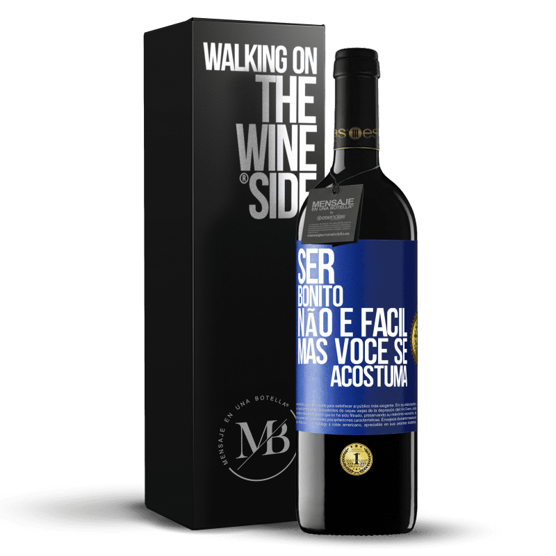 39,95 € Envio grátis | Vinho tinto Edição RED MBE Reserva Ser bonito não é fácil, mas você se acostuma Etiqueta Azul. Etiqueta personalizável Reserva 12 Meses Colheita 2015 Tempranillo