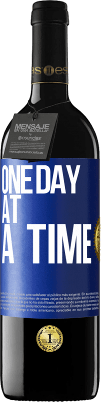 39,95 € Free Shipping | Red Wine RED Edition MBE Reserve One day at a time Blue Label. Customizable label Reserve 12 Months Harvest 2016 Tempranillo