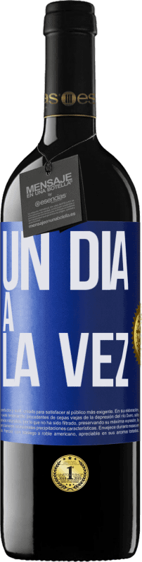 39,95 € Envío gratis | Vino Tinto Edición RED MBE Reserva Un día a la vez Etiqueta Azul. Etiqueta personalizable Reserva 12 Meses Cosecha 2016 Tempranillo
