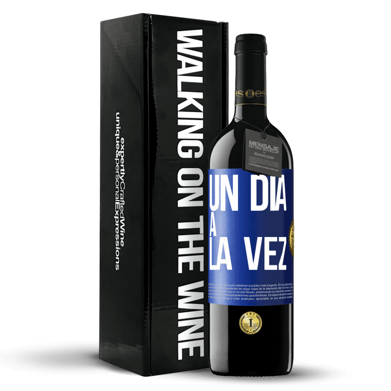 39,95 € Envío gratis | Vino Tinto Edición RED MBE Reserva Un día a la vez Etiqueta Azul. Etiqueta personalizable Reserva 12 Meses Cosecha 2015 Tempranillo