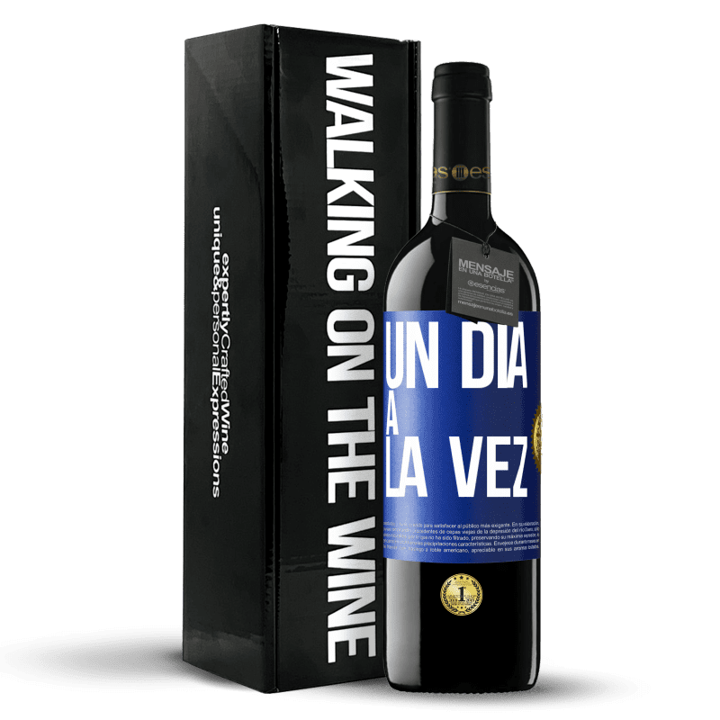 39,95 € Envío gratis | Vino Tinto Edición RED MBE Reserva Un día a la vez Etiqueta Azul. Etiqueta personalizable Reserva 12 Meses Cosecha 2016 Tempranillo