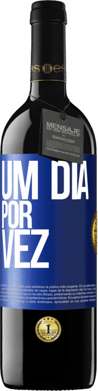 39,95 € | Vinho tinto Edição RED MBE Reserva Um dia por vez Etiqueta Azul. Etiqueta personalizável Reserva 12 Meses Colheita 2014 Tempranillo