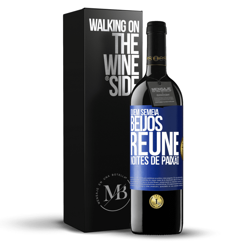 39,95 € Envio grátis | Vinho tinto Edição RED MBE Reserva Quem semeia beijos, reúne noites de paixão Etiqueta Azul. Etiqueta personalizável Reserva 12 Meses Colheita 2016 Tempranillo
