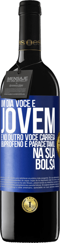 39,95 € | Vinho tinto Edição RED MBE Reserva Um dia você é jovem e no outro você carrega ibuprofeno e paracetamol na sua bolsa Etiqueta Azul. Etiqueta personalizável Reserva 12 Meses Colheita 2015 Tempranillo