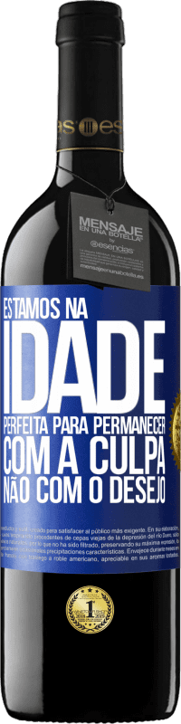 39,95 € | Vinho tinto Edição RED MBE Reserva Estamos na idade perfeita, para permanecer com a culpa, não com o desejo Etiqueta Azul. Etiqueta personalizável Reserva 12 Meses Colheita 2015 Tempranillo