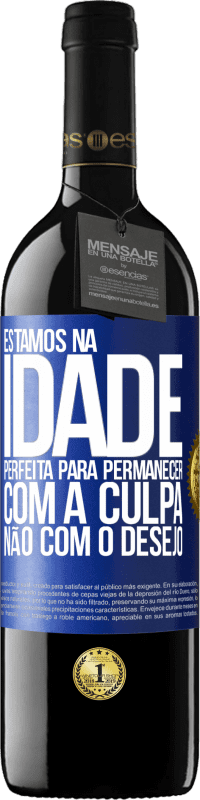 39,95 € Envio grátis | Vinho tinto Edição RED MBE Reserva Estamos na idade perfeita, para permanecer com a culpa, não com o desejo Etiqueta Azul. Etiqueta personalizável Reserva 12 Meses Colheita 2016 Tempranillo