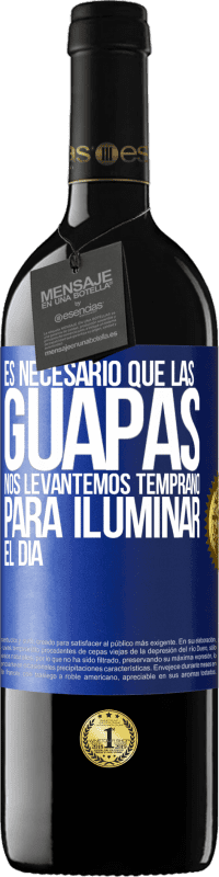 39,95 € Envío gratis | Vino Tinto Edición RED MBE Reserva Es necesario que las guapas nos levantemos temprano para iluminar el día Etiqueta Azul. Etiqueta personalizable Reserva 12 Meses Cosecha 2016 Tempranillo