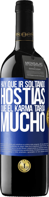 Envío gratis | Vino Tinto Edición RED MBE Reserva Hay que ir soltando hostias, que el karma tarda mucho Etiqueta Azul. Etiqueta personalizable Reserva 12 Meses Cosecha 2014 Tempranillo