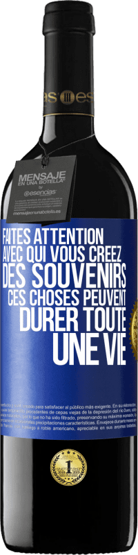 Envoi gratuit | Vin rouge Édition RED MBE Réserve Faites attention avec qui vous créez des souvenirs. Ces choses peuvent durer toute une vie Étiquette Bleue. Étiquette personnalisable Réserve 12 Mois Récolte 2014 Tempranillo