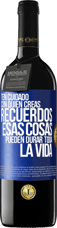 Envío gratis | Vino Tinto Edición RED MBE Reserva Ten cuidado con quién creas recuerdos. Esas cosas pueden durar toda la vida Etiqueta Azul. Etiqueta personalizable Reserva 12 Meses Cosecha 2014 Tempranillo