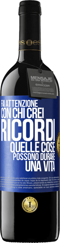 39,95 € Spedizione Gratuita | Vino rosso Edizione RED MBE Riserva Fai attenzione con chi crei ricordi. Quelle cose possono durare una vita Etichetta Blu. Etichetta personalizzabile Riserva 12 Mesi Raccogliere 2016 Tempranillo