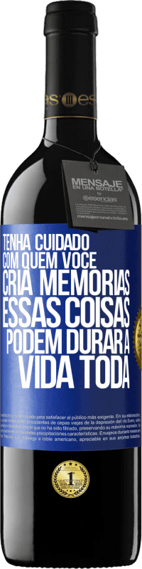 39,95 € Envio grátis | Vinho tinto Edição RED MBE Reserva Tenha cuidado com quem você cria memórias. Essas coisas podem durar a vida toda Etiqueta Azul. Etiqueta personalizável Reserva 12 Meses Colheita 2014 Tempranillo