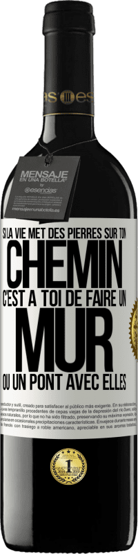 39,95 € | Vin rouge Édition RED MBE Réserve Si la vie met des pierres sur ton chemin c'est à toi de faire un mur ou un pont avec elles Étiquette Blanche. Étiquette personnalisable Réserve 12 Mois Récolte 2014 Tempranillo