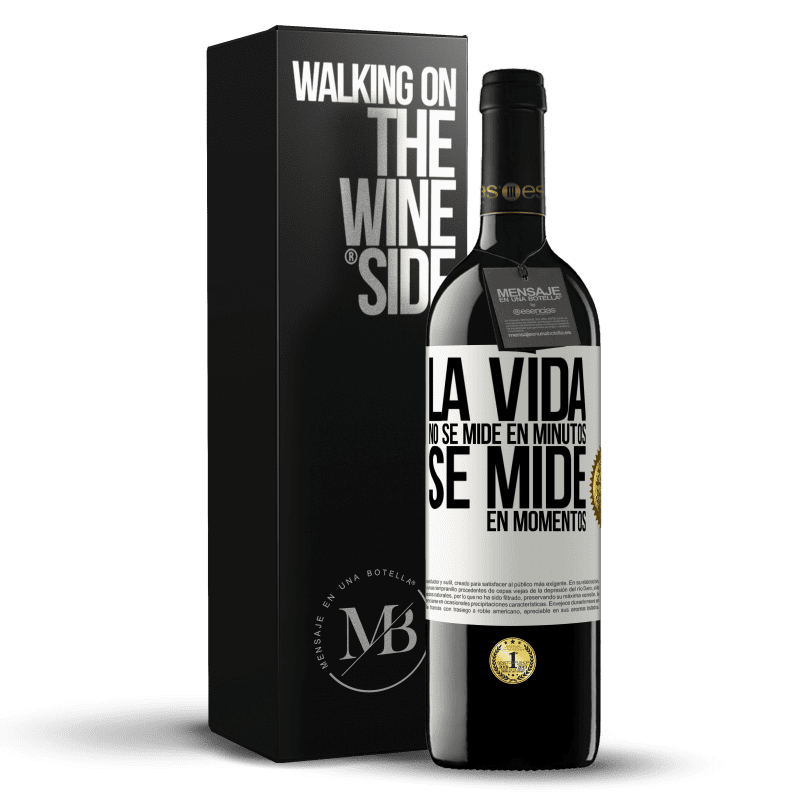 39,95 € Envío gratis | Vino Tinto Edición RED MBE Reserva La vida no se mide en minutos, se mide en momentos Etiqueta Blanca. Etiqueta personalizable Reserva 12 Meses Cosecha 2015 Tempranillo