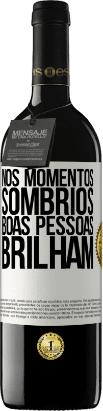 «Nos momentos sombrios, boas pessoas brilham» Edição RED MBE Reserva