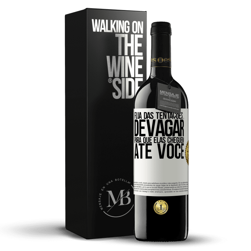 39,95 € Envio grátis | Vinho tinto Edição RED MBE Reserva Fuja das tentações ... devagar, para que elas cheguem até você Etiqueta Branca. Etiqueta personalizável Reserva 12 Meses Colheita 2016 Tempranillo