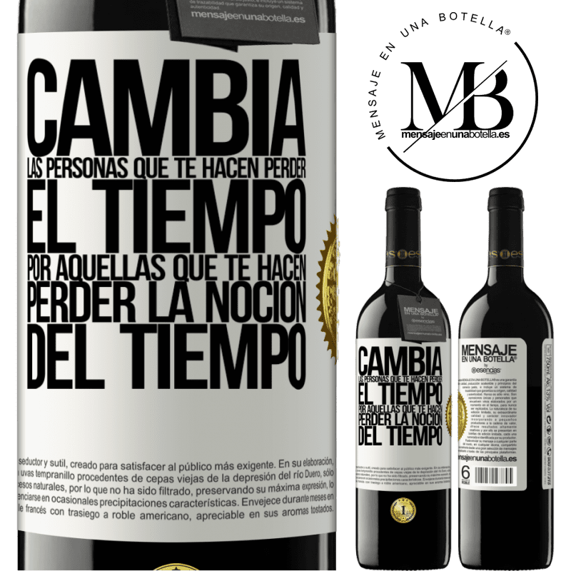 39,95 € Envío gratis | Vino Tinto Edición RED MBE Reserva Cambia a las personas que te hacen perder el tiempo por aquellas que te hacen perder la noción del tiempo Etiqueta Blanca. Etiqueta personalizable Reserva 12 Meses Cosecha 2015 Tempranillo