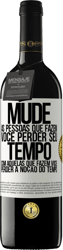 39,95 € | Vinho tinto Edição RED MBE Reserva Mude as pessoas que fazem você perder seu tempo com aquelas que fazem você perder a noção do tempo Etiqueta Branca. Etiqueta personalizável Reserva 12 Meses Colheita 2016 Tempranillo