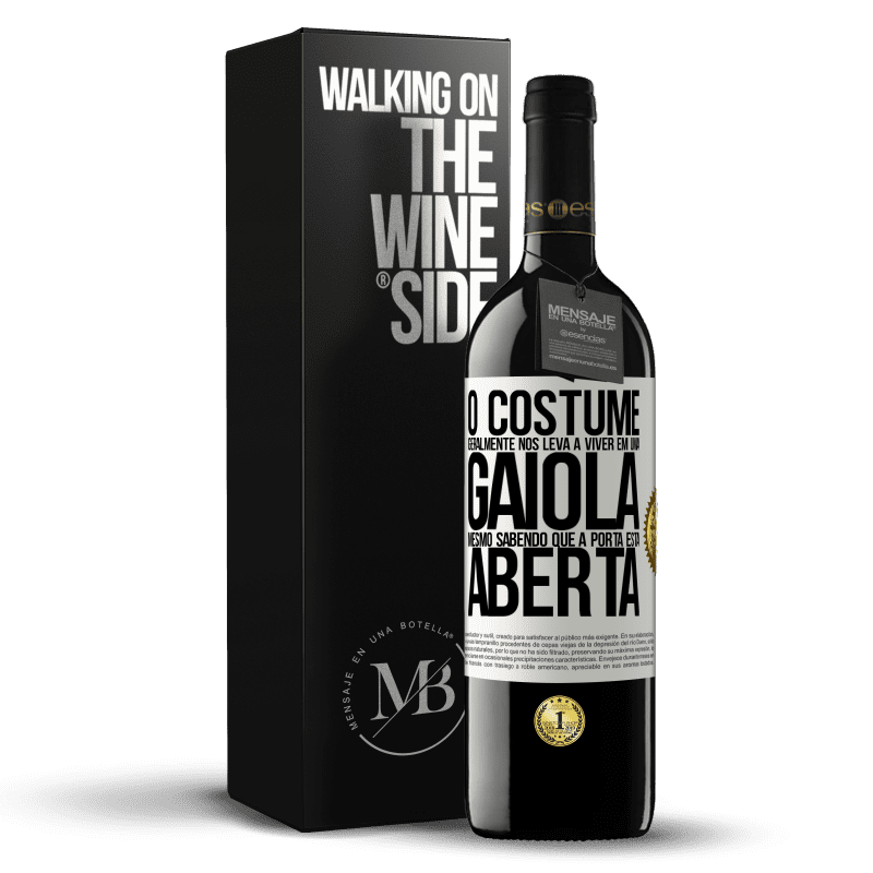 39,95 € Envio grátis | Vinho tinto Edição RED MBE Reserva O costume geralmente nos leva a viver em uma gaiola, mesmo sabendo que a porta está aberta Etiqueta Branca. Etiqueta personalizável Reserva 12 Meses Colheita 2016 Tempranillo
