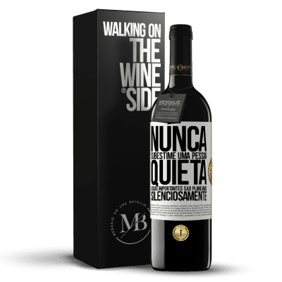 «Nunca subestime uma pessoa quieta, coisas importantes são planejadas silenciosamente» Edição RED MBE Reserva