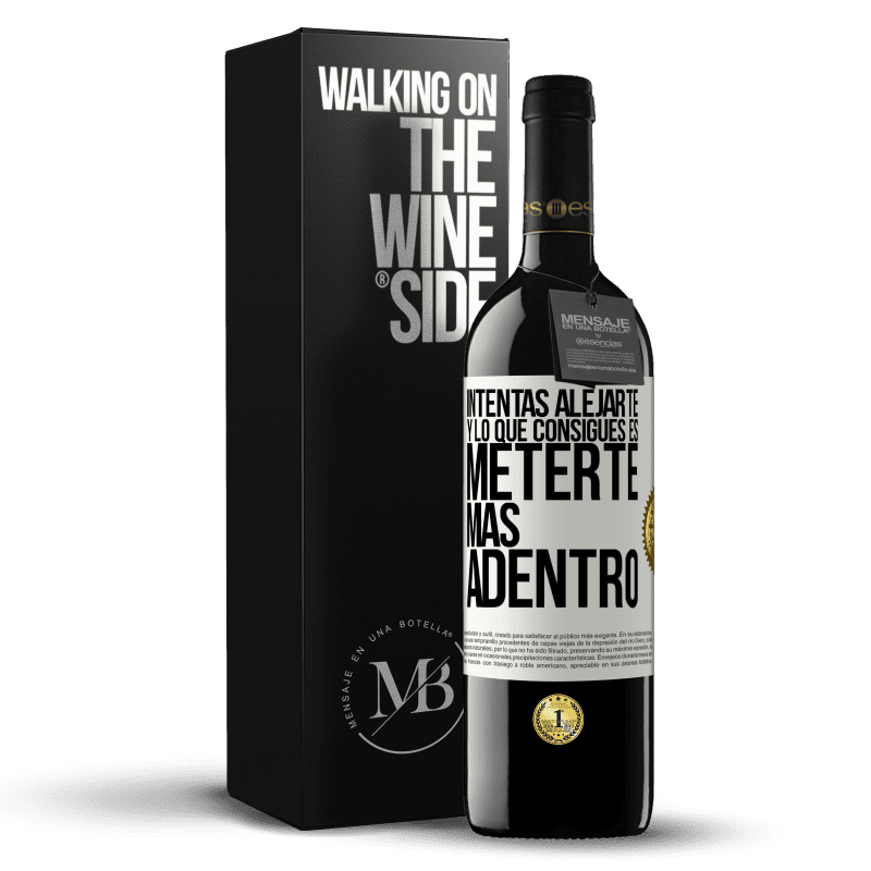 39,95 € Envío gratis | Vino Tinto Edición RED MBE Reserva Intentas alejarte y lo que consigues es meterte más adentro Etiqueta Blanca. Etiqueta personalizable Reserva 12 Meses Cosecha 2015 Tempranillo