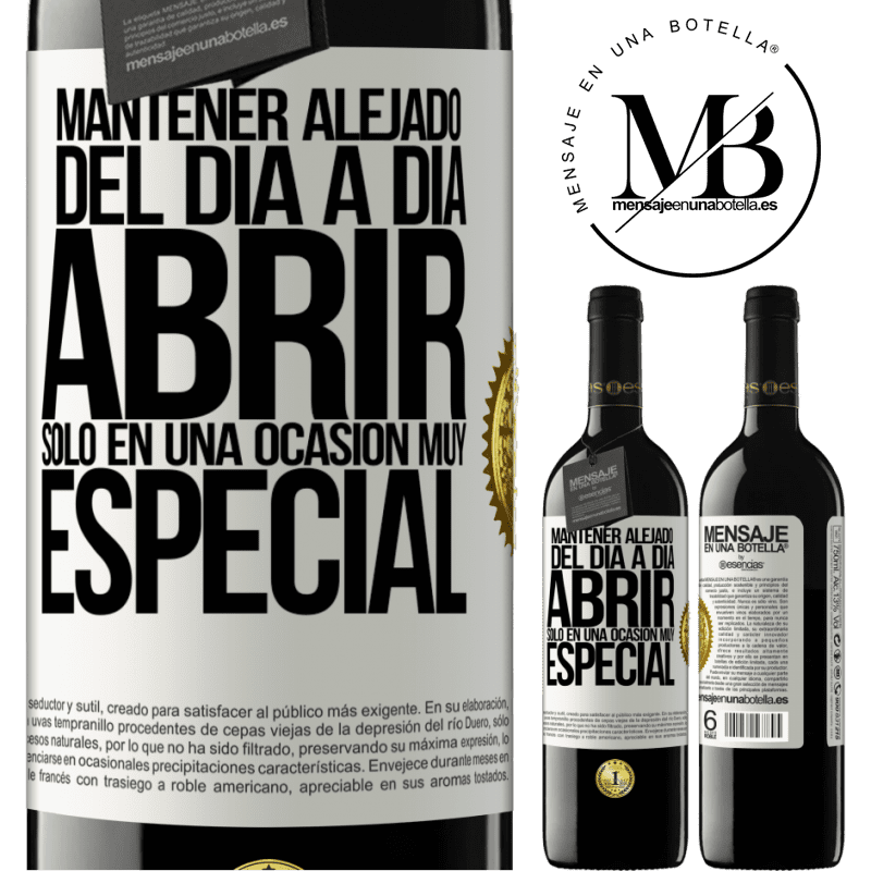 39,95 € Envío gratis | Vino Tinto Edición RED MBE Reserva Mantener alejado del día a día. Abrir sólo en una ocasión muy especial Etiqueta Blanca. Etiqueta personalizable Reserva 12 Meses Cosecha 2015 Tempranillo