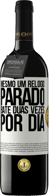 39,95 € | Vinho tinto Edição RED MBE Reserva Mesmo um relógio parado bate duas vezes por dia Etiqueta Branca. Etiqueta personalizável Reserva 12 Meses Colheita 2015 Tempranillo