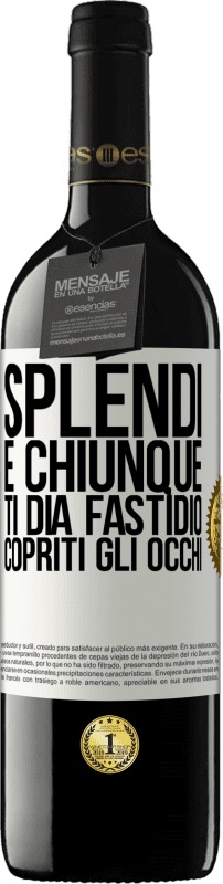 39,95 € Spedizione Gratuita | Vino rosso Edizione RED MBE Riserva Splendi e chiunque ti dia fastidio, copriti gli occhi Etichetta Bianca. Etichetta personalizzabile Riserva 12 Mesi Raccogliere 2016 Tempranillo