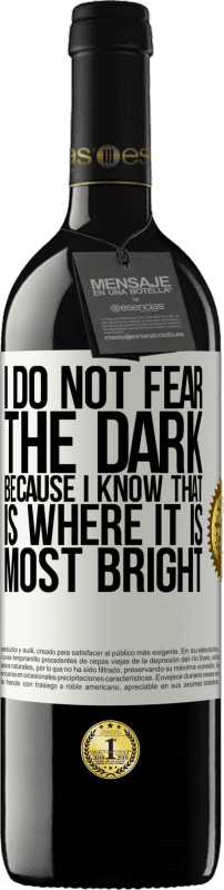 «Я не боюсь темноты, потому что я знаю, что именно там она наиболее яркая» Издание RED MBE Бронировать