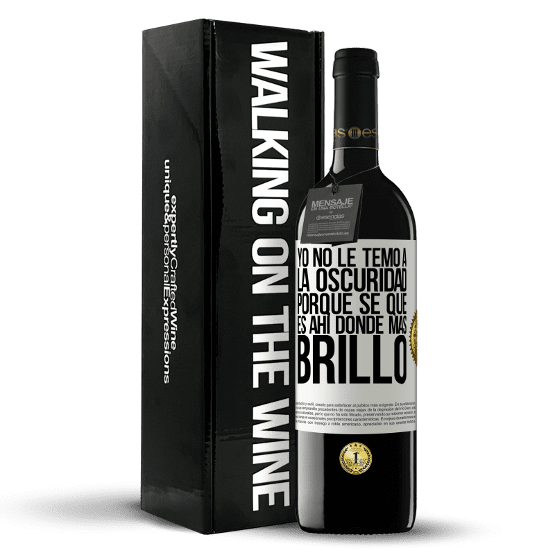 39,95 € Envío gratis | Vino Tinto Edición RED MBE Reserva Yo no le temo a la oscuridad, porque sé que es ahí donde más brillo Etiqueta Blanca. Etiqueta personalizable Reserva 12 Meses Cosecha 2015 Tempranillo